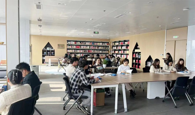 画团扇、、、做版画、、、包青团……浙商南宫官网工会及下属工会为“她们”搭建舞台
