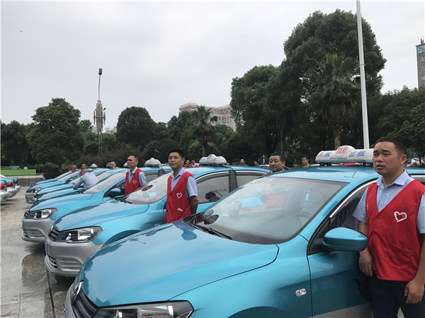 三维企业爱心服务车队.jpg
