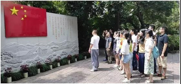 公司经营治理部党支部与益光国际党支部结合支部共同发展“不忘初心、、服膺使命”主题教育活动