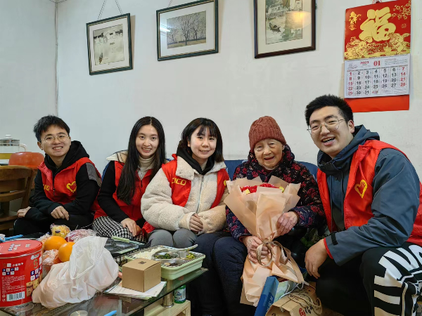 启迪微心愿，，，雨花圆梦行 | 公司启迪公益社的自愿者探望慰问空巢老人
