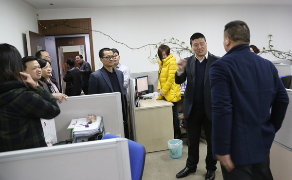 袁仁军董事长率辅导班子成员到各职能部门拜年