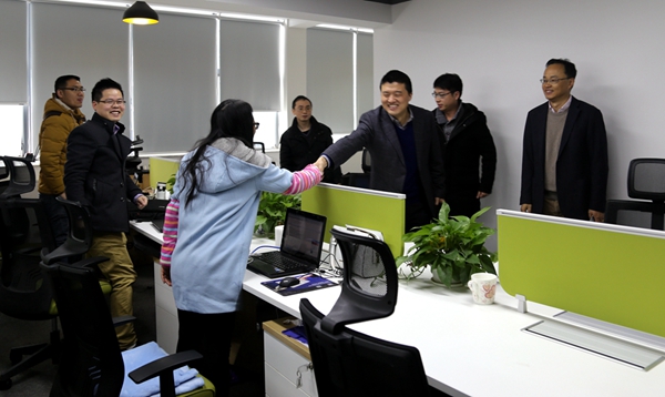 袁仁军董事长带队到各职能部门、、驻长业务单元拜年